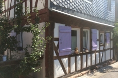 Fensterläden aufbereitet mit Lavendel Farben